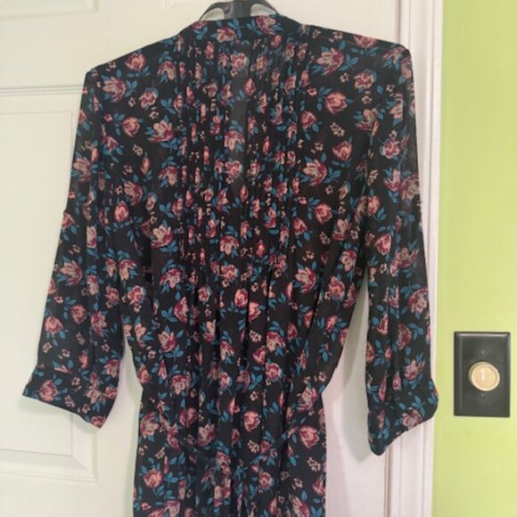 American Rag Red Black with Roses 3/4 sleeves worn once - Picture 3 of 3